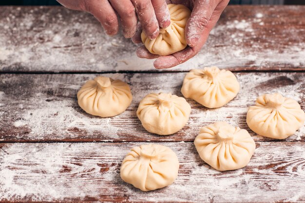 Handgemaakt koken van khinkali in de keuken