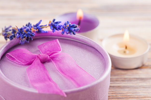 Handgemaakt paars geschenk met strik en lavendel