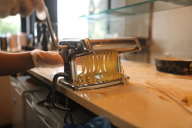 handgemaakt proces voor het maken van verse pasta. detailopname