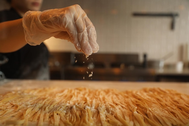 handgemaakt proces voor het maken van verse pasta. detailopname