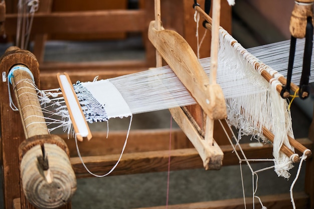 Handgemaakt textiel, met de hand weven van garen en draadstoffen, spinmachine