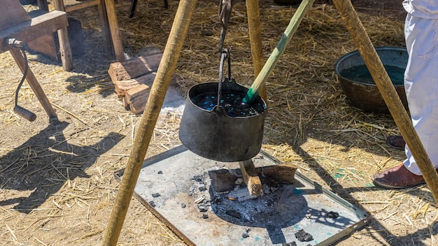 handgemaakt verven van stoffen en wol in een ketel met gekleurde kleurstoffen op een middeleeuwse kermis in Spanje