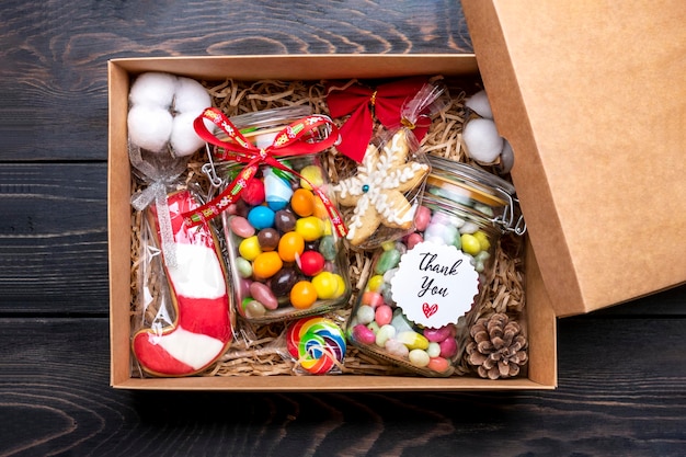 Handgemaakt verzorgingspakket met snoep peperkoek kerstdecor op tafel