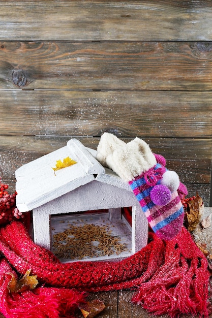 Handgemaakt vogelhuisje in de winter