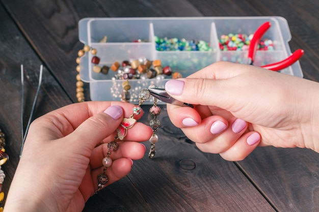 Handgemaakte accessoires op houten tafel