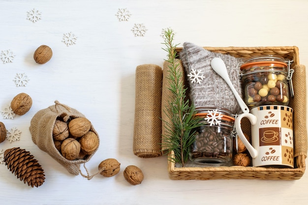 Foto handgemaakte alternatieve geschenkverpakking boordevol koffie, koffiekop, chocoladebonen, warme sokken en walnoten