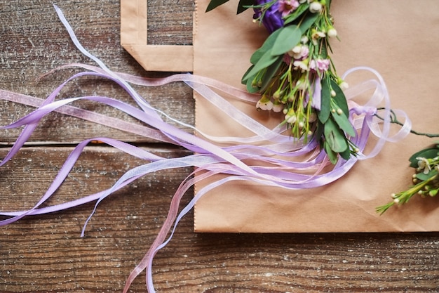 Handgemaakte bloemen tiara gemaakt van bloemen