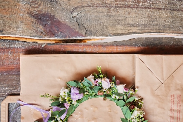 Handgemaakte bloemen tiara gemaakt van bloemen