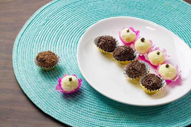 Foto handgemaakte braziliaanse snoepjes beijinho en brigadeiro vaak op verjaardagsfeestjes voor kinderen