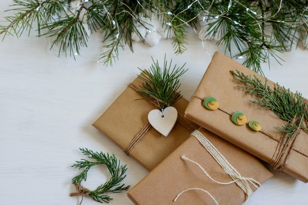 Handgemaakte cadeaus verpakt in bruin knutselpapier en geknoopt.