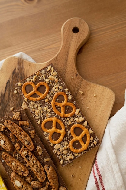 Handgemaakte chocolade op een houten dienblad