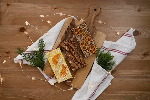 Handgemaakte chocolade op een houten dienblad