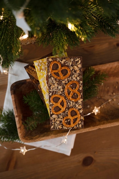 Handgemaakte chocolade op een houten dienblad