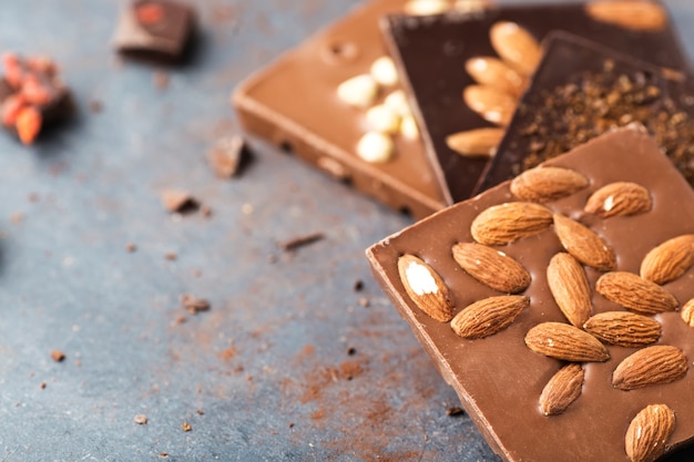 Handgemaakte chocoladerepen met noten en koffiebonen