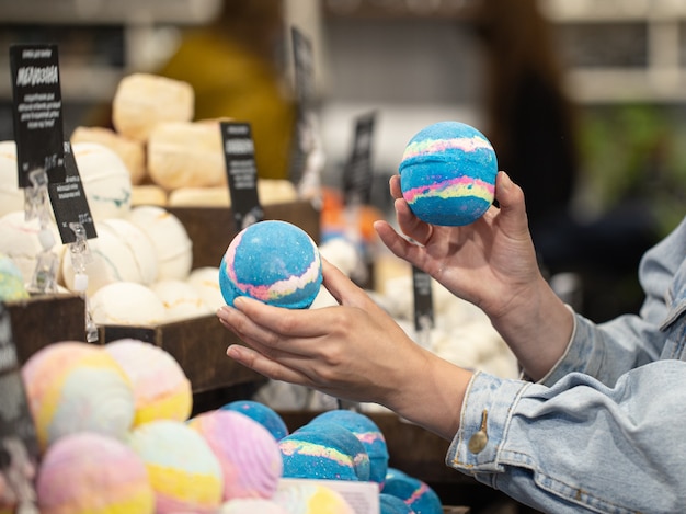 Handgemaakte cosmetica, zout helder geurende badbommen. Het concept van lichaamsverzorging.