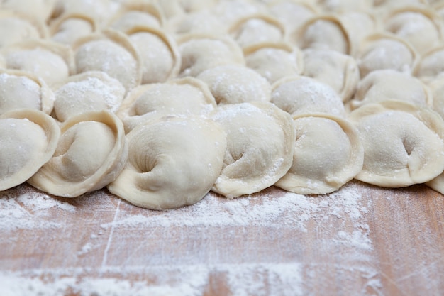 Foto handgemaakte dumplings op een bord.