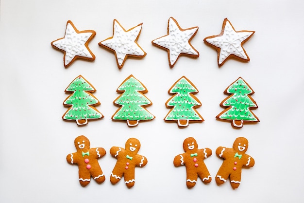 Handgemaakte feestelijke peperkoekkoekjes in de vorm van sterren en kerstbomen en hartjes voor Valentijnsdag