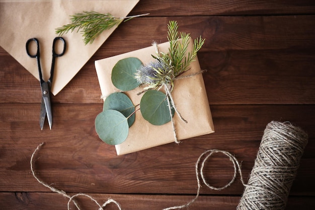 Handgemaakte geschenkdoos met bloemen op houten tafel