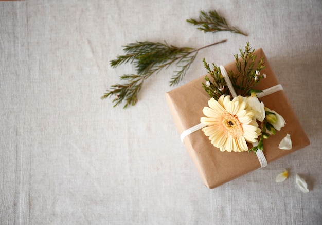 Handgemaakte geschenkdoos met bloemen op tafel