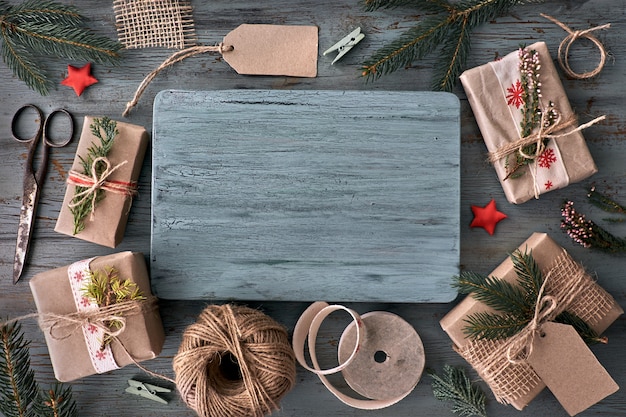 Handgemaakte geschenken op rustieke houten tafel met kerstversiering