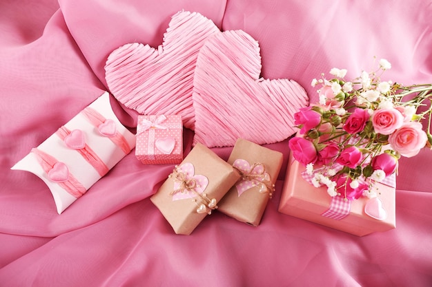 Handgemaakte geschenken op Valentijnsdag, op stof achtergrond