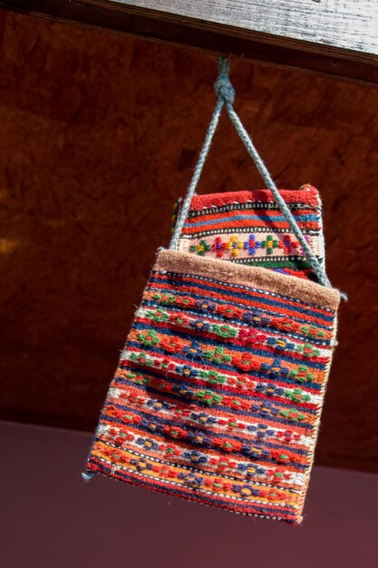 Handgemaakte geweven tassen in traditionele stijl