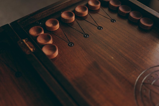 Handgemaakte houten backgammon om met natuurlijk hout te spelen