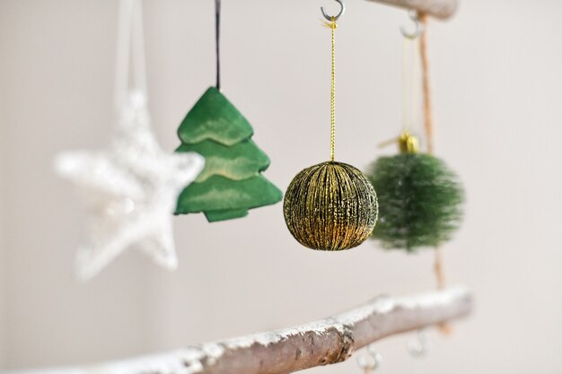 Handgemaakte houten kerstboom aan de muur