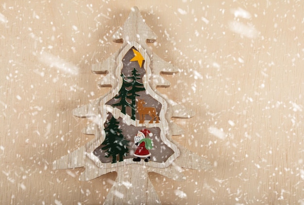 Handgemaakte houten kerstboom Kerstdecoratie sneeuwt achtergrond