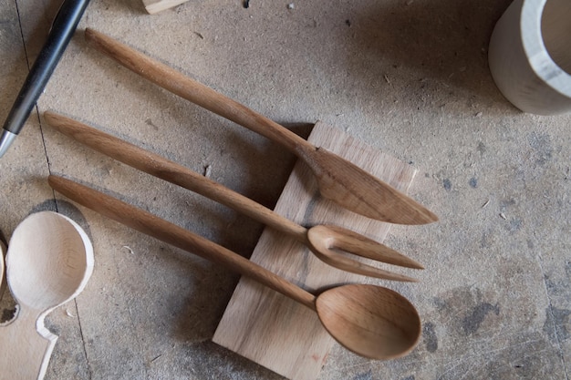 Handgemaakte houten lepels voor wandelen en buitenactiviteiten. Vakmanschap en ambachtelijk concept. Hoge kwaliteit foto