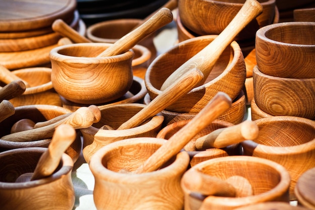 Foto handgemaakte houten vijzels en stampers op een marktkraam