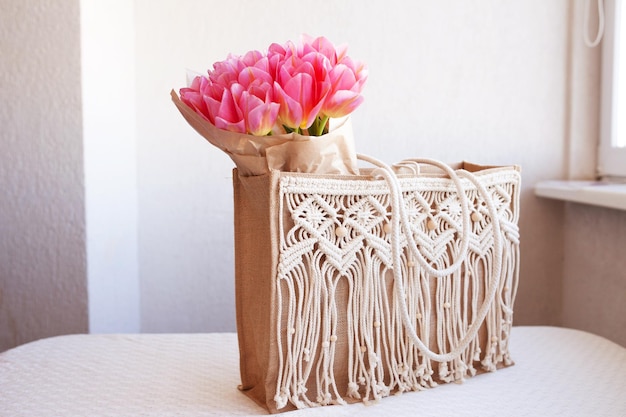 Handgemaakte jute boodschappentas met macramé decor Eco tas voor dames van jute en katoenen touw met bloemen Scandinavische stijl shopper Beige tinten duurzame modeaccessoires Zero waste lifestyle