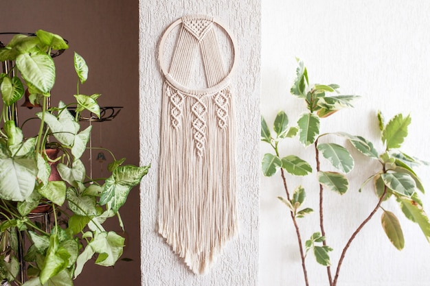 Handgemaakte katoenen macrame Dream catcher op witte muur