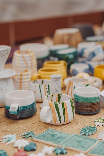 handgemaakte keramiek lege ambachtelijke keramische borden kopjes en schalen op een straatbeurs straatmarkt