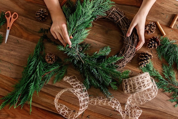 Handgemaakte kerstkrans maken met twijgen dennenkegel kaneel stokken teef diy huisdecoratie