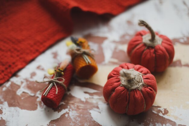 Handgemaakte, knusse stoffen pompoenen voor herfstdecoratie in huis in het concept van Thanksgiving en Halloween