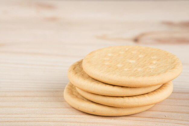 Handgemaakte koekjes op het houten bureau zelfgemaakte bakkerijconcept