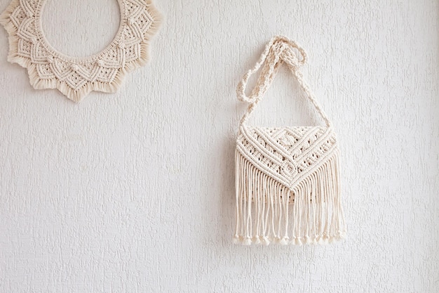 Handgemaakte macramé katoenen srossbody tas eco tas voor vrouwen van katoenen touw tas in scandinavische stijl creme tinten duurzame modeaccessoires close-up beeld