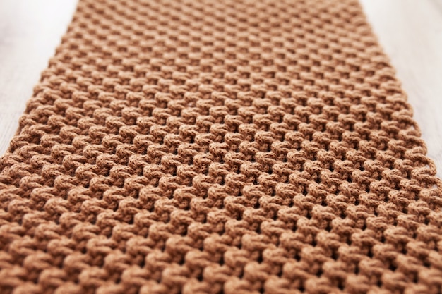 Handgemaakte macramé patroon close-up. macramé vlechten en katoenen draden op houten tafel. vrouwelijke hobby. eco-vriendelijk modern breiwerk diy natuurlijk decoratieconcept in het interieur. ruimte kopiëren