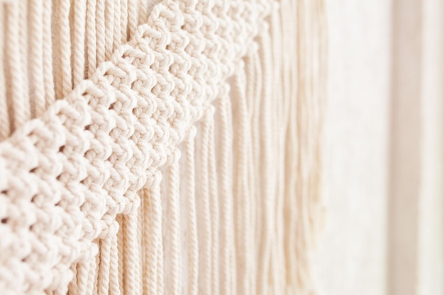 Handgemaakte macramé wanddecoratie 100 katoenen wanddecoratie Macrame vlechten en katoenen draden Vrouwelijke hobby ECO-vriendelijk modern concept in het interieur
