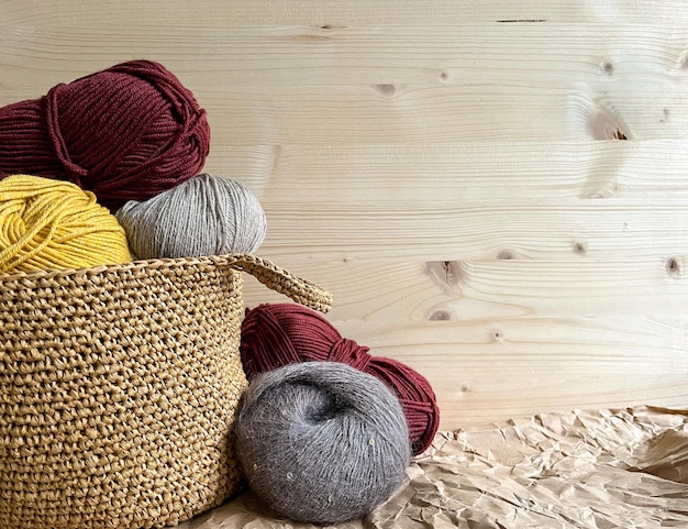 Foto handgemaakte mand met kleurrijke wollen ballen voor breien breien van garen en materialen voor hobby's