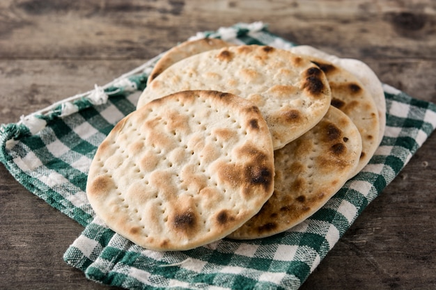 Handgemaakte matzah voor Joods Pascha