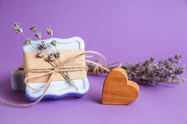 Handgemaakte natuurlijke bad spa lavendel zeep op violette achtergrond Zeep maken Zeep bars Spa huidverzorging Cadeaupapier