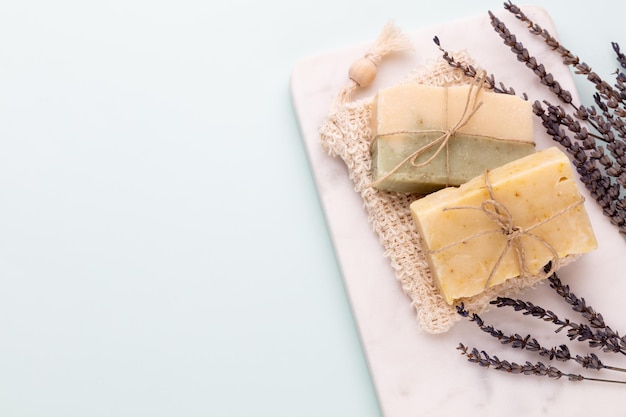 Handgemaakte natuurlijke zeep op pastelachtergrond