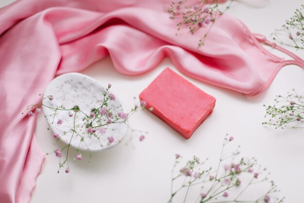 Handgemaakte natuurzeep met keramiek schaaltje, roze zilveren jurk.