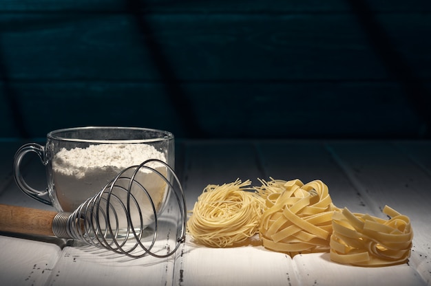 Handgemaakte pasta op het aanrecht