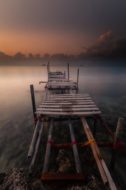 Handgemaakte pier in Maafushi eiland op Kaafu Atoll, in de Malediven.