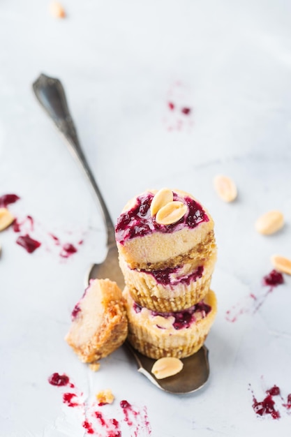 Handgemaakte rauwe eiwit energierepen of cheesecakes superfood gezonde snack