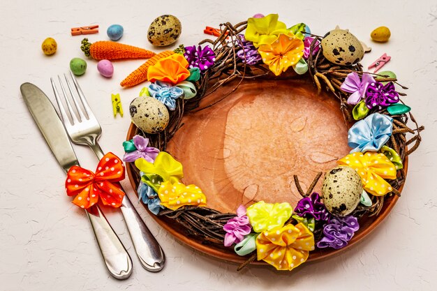 Handgemaakte rieten krans van Pasen met kwarteleitjes en handgemaakte bloemen