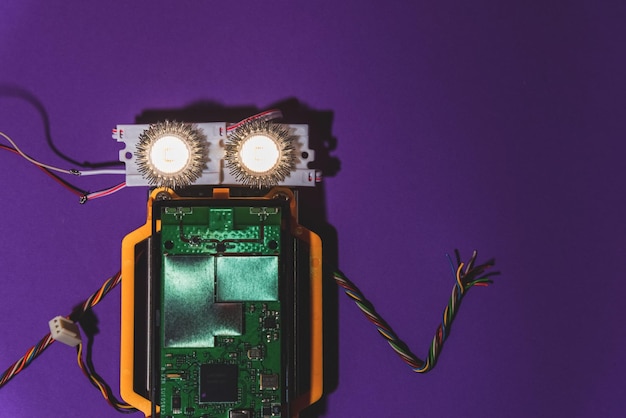 Handgemaakte robot plat gelegd op het arduino-platform DIY AI STEAM paarse achtergrondStem onderwijs voor kinderen en tieners robotica en elektronicaCopy space